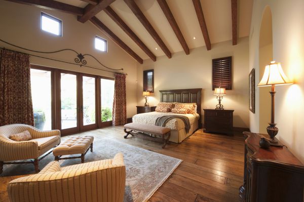 اتاق خواب بزرگ با سقف چوبی پرتودار