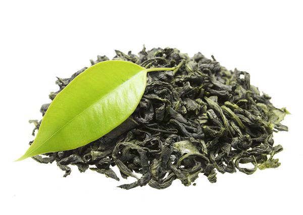 چای سبز با برگ جدا شده در پس زمینه سفید