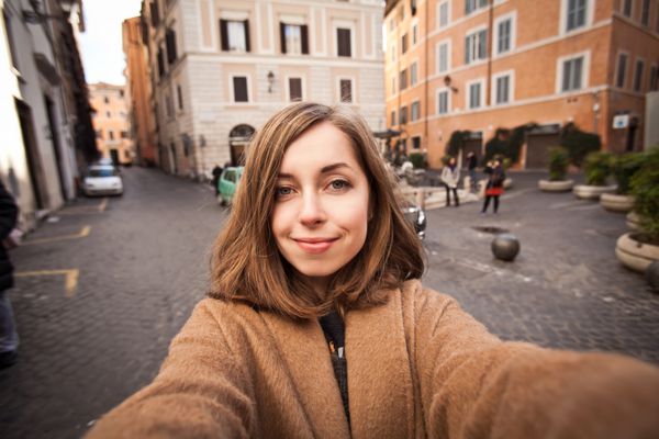 گردشگر زن جوان زیبا در اروپا