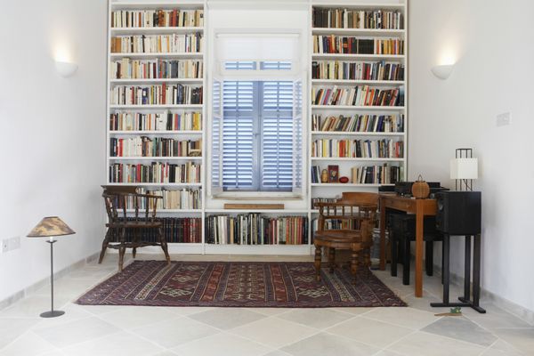 فضای داخلی خانه شهری با کتاب های چیده شده در کتابخانه