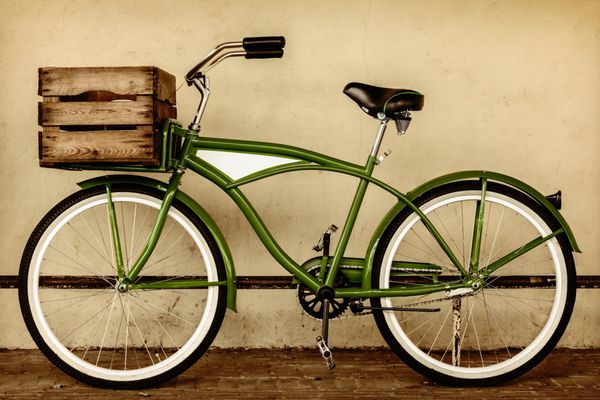 تصویر قهوه ای به سبک رترو از یک دوچرخه رزمناو ساحلی قدیمی با جعبه چوبی