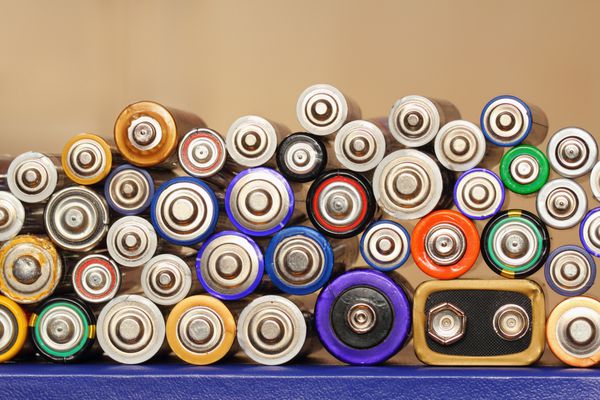 انواع مختلف باتری ها در یک پشته چیده شده اند