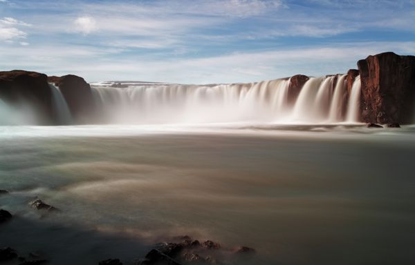 آبشارهای godafoss با کوه در ایسلند