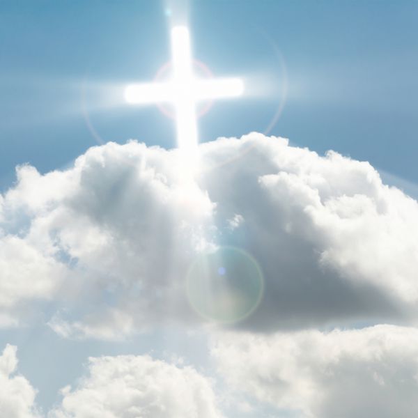 شکل صلیب ساخته شده از نور در آسمان ابری
