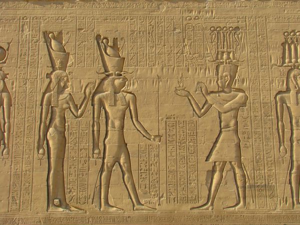 هیروگلیف مصری حکاکی شده در سنگ باستان در مصر