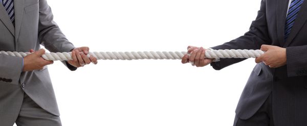دو تاجر در حال کشیدن طناب کشی با مفهوم طناب برای رقابت تجاری رقابت چالش یا اختلاف هستند