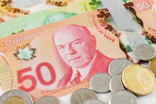 پول پول کانادا در پس زمینه سفید