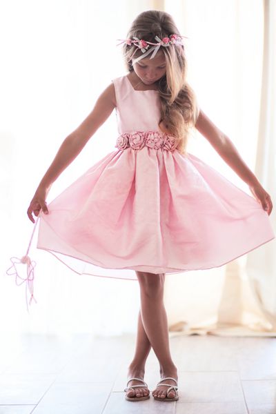 دختر کوچک زیبا که لباس پری با عصای جادویی پوشیده است