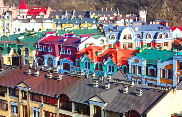 ساختمان های کوچک رنگی در کیف در تابستان در اوکراین گرفته شده است