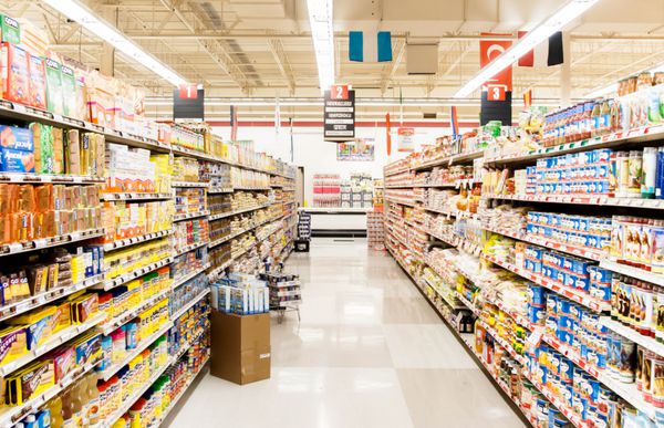 شیکاگو آگوست 2013 یک سوپرمارکت بین‌المللی که در 1 آگوست 2013 مواد غذایی تازه و اقلام منجمد می‌فروشد در شیکاگو مصرف محصولات تازه به دلیل افزایش آگاهی بهداشتی در حال افزایش است