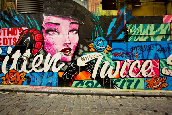 ملبورن - 14 آگوست هنر خیابانی توسط هنرمند ناشناس طرح مدیریت گرافیتی ملبورن اهمیت هنر خیابانی را در فرهنگ شهری پر جنب و جوش تشخیص می دهد - 14 آگوست 2013 در ملبورن استرالیا