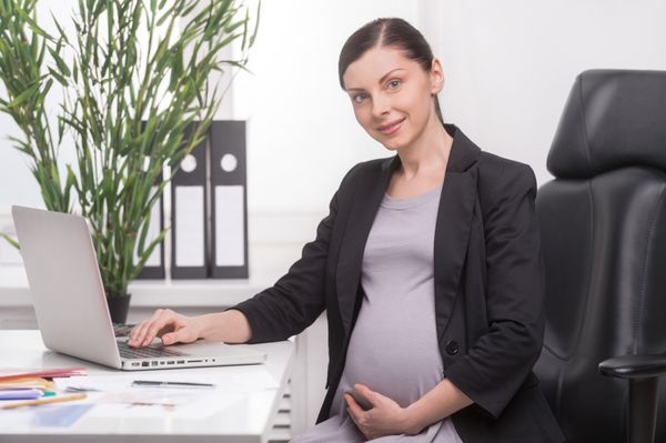 تاجر باردار تاجر بالغ باردار که در دفتر کار می کند