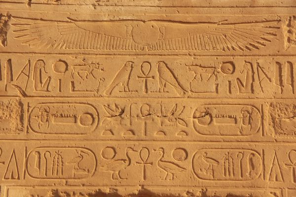 هیروگلیف های باستانی بر روی دیوارهای مجتمع معبد کارناک لوکسور مصر
