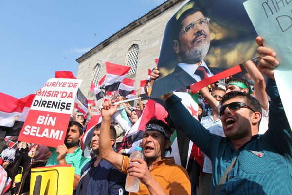 استانبول ترکیه- 17 آگوست هزاران نفر در اعتراض به سرکوب نظامی مرگبار اخیر در مصر در 17 اوت 2013 در استانبول ترکیه تجمع کردند