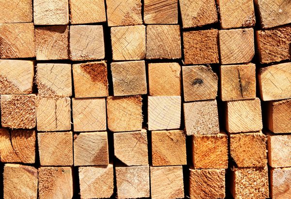 تخته های چوبی در انبار مصالح ساختمانی