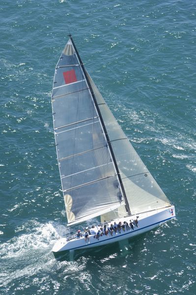 نمای مرتفع یک قایق تفریحی در حال رقابت در رویداد قایقرانی تیمی