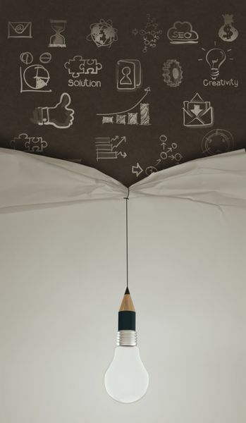 لامپ مداد با طناب کاغذ چروک باز را بکشید استراتژی کسب و کار را به عنوان مفهوم نشان می دهد