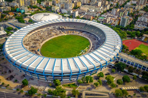 نمای هوایی یک زمین فوتبال در یک شهر استادیوم ماراکانا ریودوژانیرو برزیل