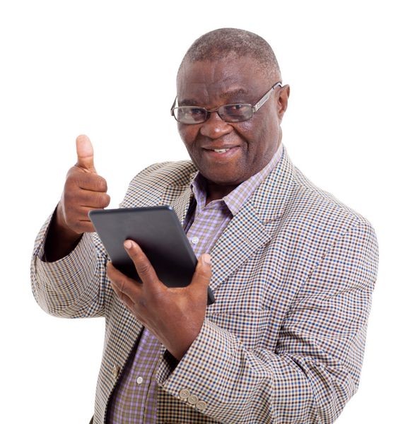 مرد سالخورده آفریقایی با رایانه لوحی که انگشت شست را روی پس‌زمینه سفید بالا می‌برد