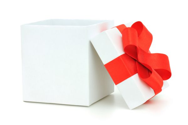 جعبه هدیه سفید با پاپیون قرمز در زمینه سفید