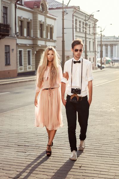 زوج جوانی که در خیابان قدم می زنند پرتره مد قدیمی رترو در تابستان