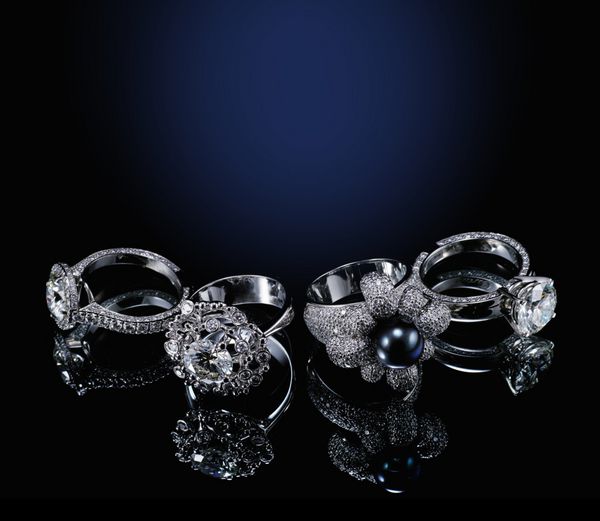 مجموعه ای از حلقه ها با الماس جدا شده در پس زمینه سیاه