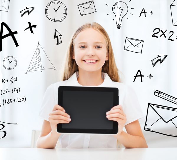 آموزش مدرسه فناوری و مفهوم اینترنت - دختر دانش آموز کوچک با رایانه لوحی در مدرسه