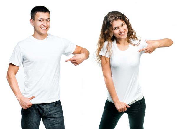 مرد و دختر جوان با تی شرت های سفید جدا شده در پس زمینه سفید