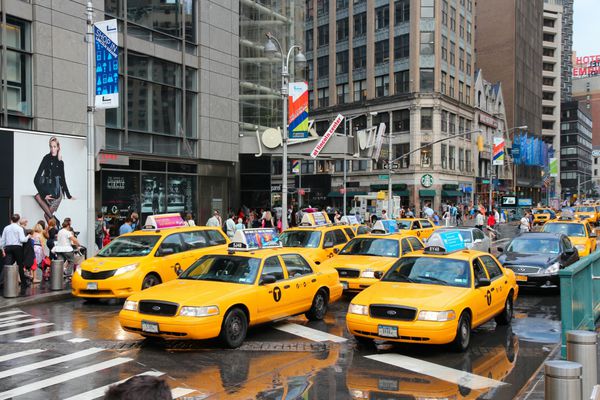 نیویورک - 3 ژوئیه مردم در 3 ژوئیه 2013 در نیویورک تاکسی های زرد در امتداد خیابان هشتم سوار می شوند تا سال 2012 13237 کابین تاکسی زرد در شهر نیویورک ثبت شده است