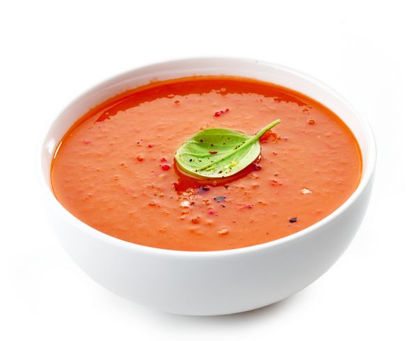 کاسه سوپ گوجه فرنگی جدا شده در پس زمینه سفید