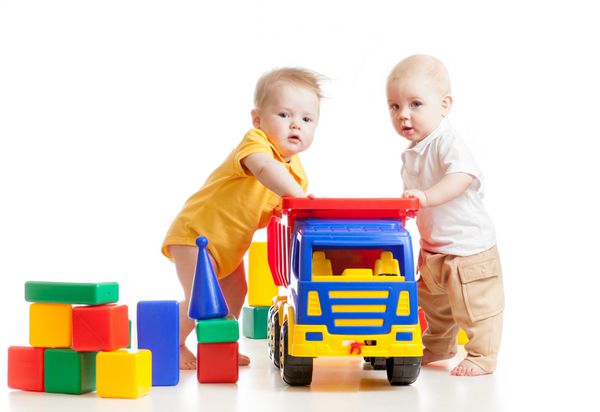 دو کودک کوچک با اسباب بازی های بلوکی بازی می کنند