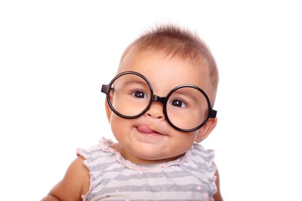 پرتره یک نوزاد زیبا با عینک