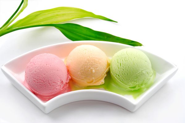 سه رنگ مختلف طعم بستنی