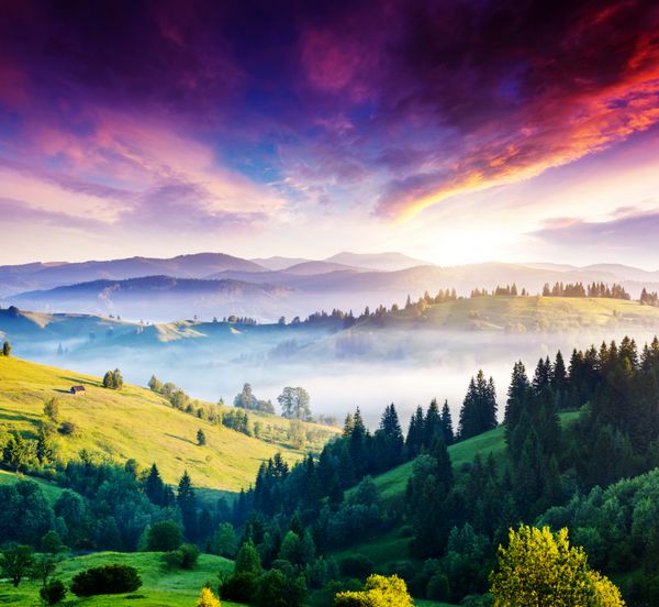 منظره کوهستانی باشکوه با ابرهای رنگارنگ آسمان ابری دراماتیک کارپات اوکراین اروپا دنیای زیبایی