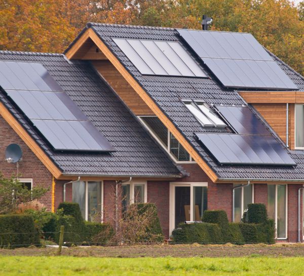 پانل های خورشیدی povoltaic در خانه مدرن نوساز