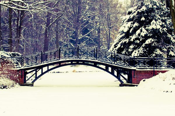 صحنه زمستانی - پل قدیمی در پارک برفی زمستانی