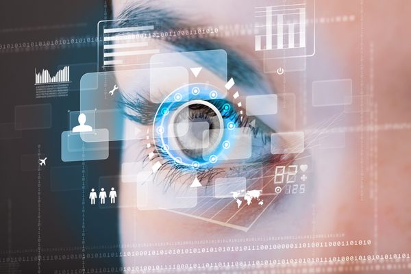 زن آینده با مفهوم پنل چشم فناوری سایبری
