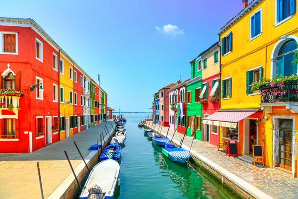 مکان دیدنی ونیز کانال جزیره بورانو خانه‌ها و قایق‌های رنگارنگ ایتالیا عکاسی با نوردهی طولانی
