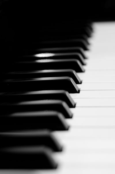 نمای نزدیک از صفحه کلید پیانو
