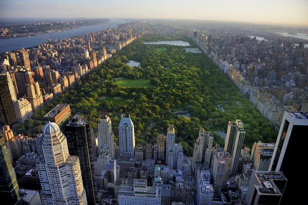 نمای هوایی پارک مرکزی منهتن نیویورک پارک توسط آسمان خراش احاطه شده است