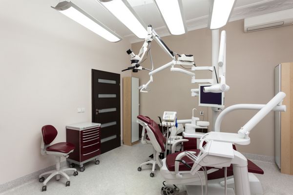 صندلی دندانپزشکی در یک اتاق پزشکی