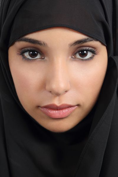 پرتره نمای جلوی یک زن زیبای عرب با روسری مشکی