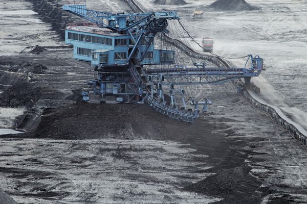استخراج زغال سنگ در یک گودال روباز با ماشین صنعتی عظیم