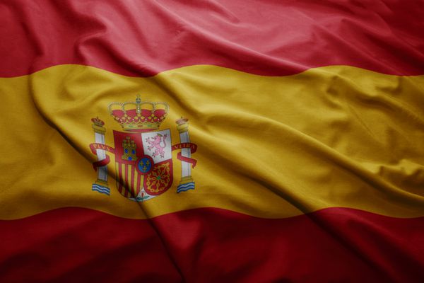اهتزاز پرچم رنگارنگ اسپانیا