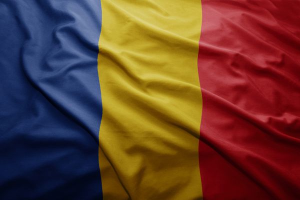 اهتزاز پرچم رنگارنگ رومانی