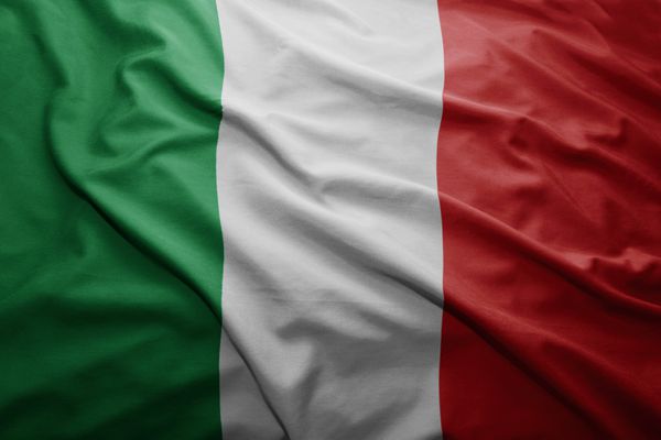 اهتزاز پرچم رنگارنگ ایتالیا