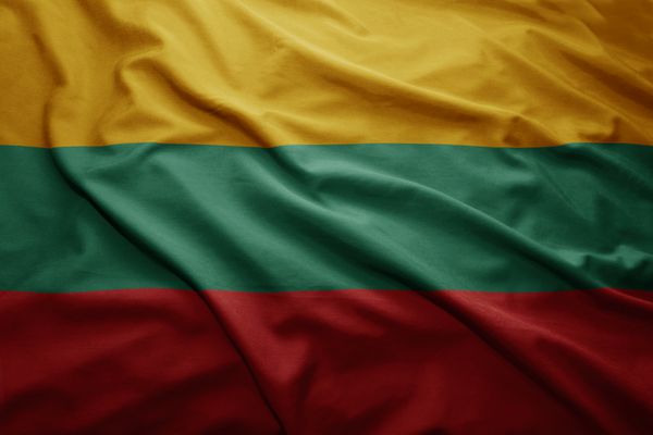 اهتزاز پرچم رنگارنگ لیتوانی