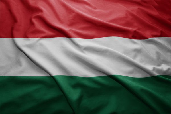 اهتزاز پرچم رنگارنگ مجارستان
