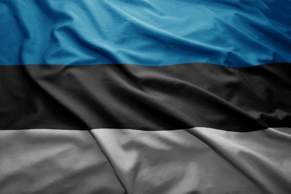 به اهتزاز درآوردن پرچم رنگارنگ استونی