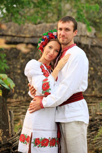زوج دوست داشتنی با لباس های ملی اوکراینی در فضای باز